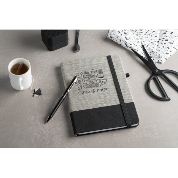 Caderno A5 em palha e algodão canvas com folhas pautadas - Brinde Corporativo Personalizado | Enova
