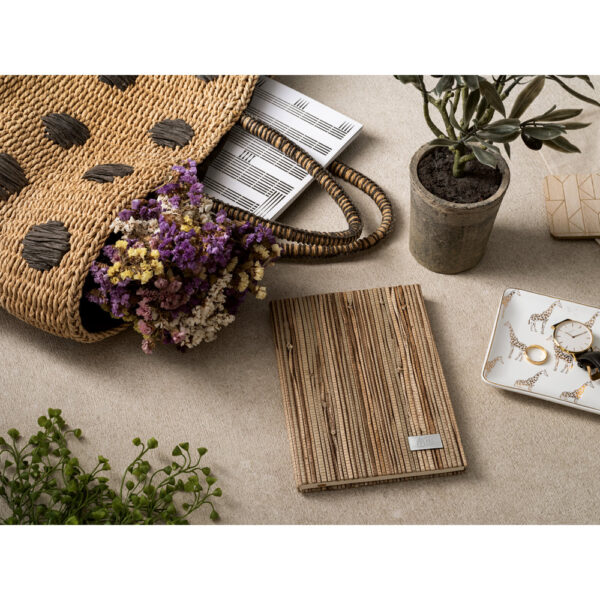 Caderno A5 em palha natural com folhas pautadas recicladas - Brinde Corporativo Personalizado | Enova