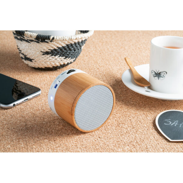 Caixa de som em bambu com microfone - Brinde Corporativo Personalizado | Enova