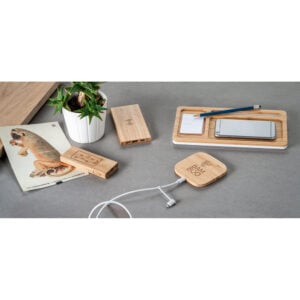Bateria portátil em bambu 5'000 mAh - Brinde Corporativo Personalizado | Enova