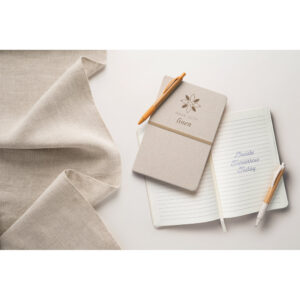 Caderno A5 em linho (230 g/m²) com páginas pautadas - Brinde Corporativo Personalizado | Enova