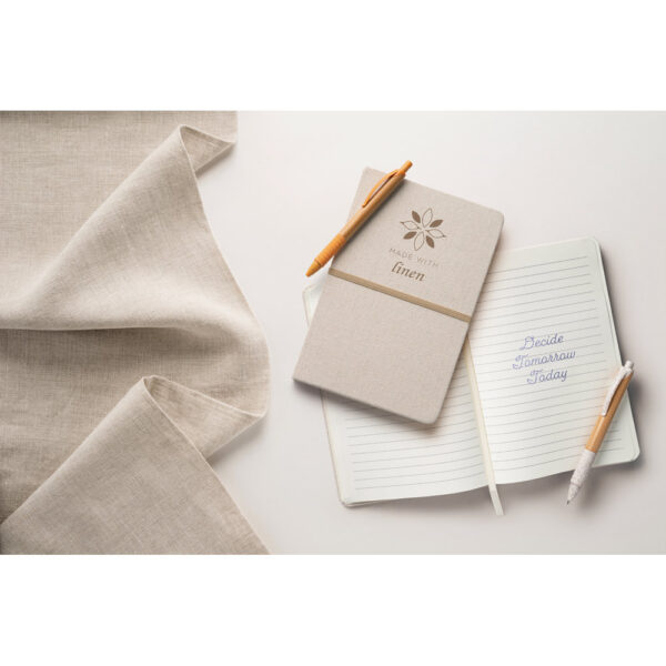Caderno A5 em linho (230 g/m²) com páginas pautadas - Brinde Corporativo Personalizado | Enova