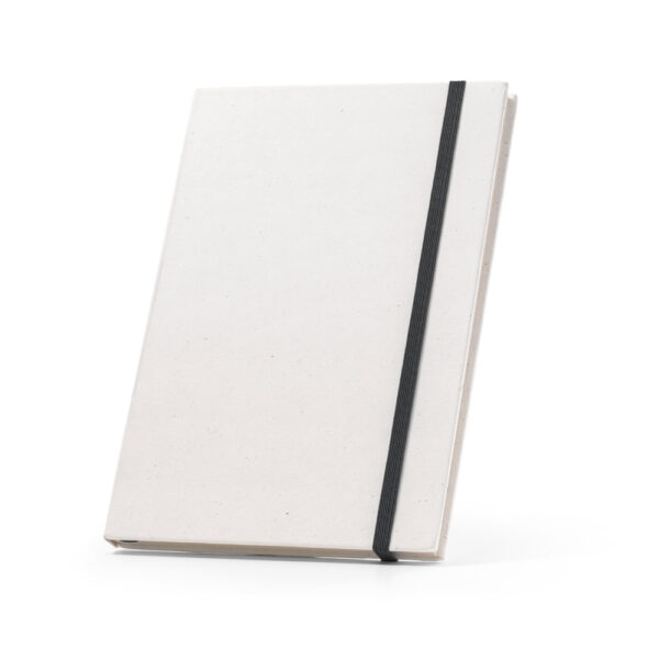 Caderno A5 produzido através de pacotes de leite reciclados com folhas pautadas recicladas - Brinde Corporativo Personalizado | Enova