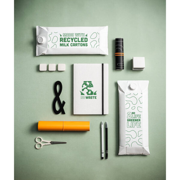 Caderno A5 produzido através de pacotes de leite reciclados com folhas pautadas recicladas - Brinde Corporativo Personalizado | Enova