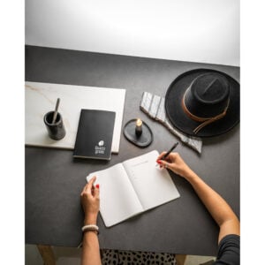 Caderno A5 de capa flexível em papel pedra (620g/m²) - Brinde Corporativo Personalizado | Enova