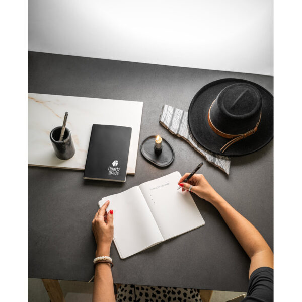 Caderno A5 de capa flexível em papel pedra (620g/m²) - Brinde Corporativo Personalizado | Enova