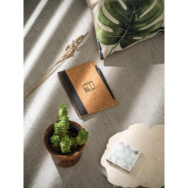 Caderno B6 em cortiça e poliéster 100% reciclado (100% rPET) com páginas lisas recicladas - Brinde Corporativo Personalizado | Enova