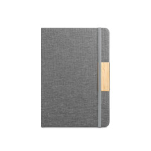 Caderno A5 em tecido poliéster 100% reciclado (100% rPET) com folhas pautadas - Brinde Corporativo Personalizado | Enova