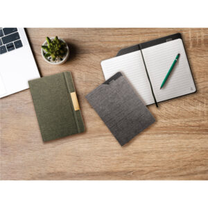 Caderno A5 em tecido poliéster 100% reciclado (100% rPET) com folhas pautadas - Brinde Corporativo Personalizado | Enova