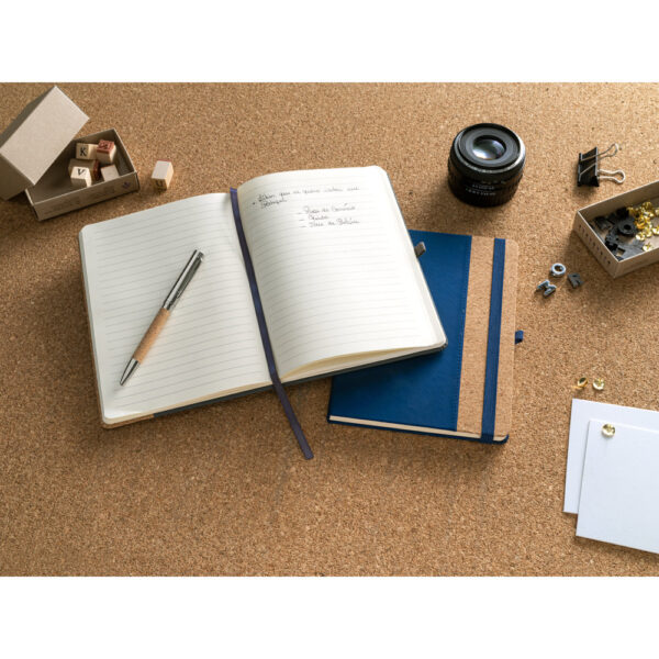 Caderno A5 em cortiça com páginas pautadas - Brinde Corporativo Personalizado | Enova