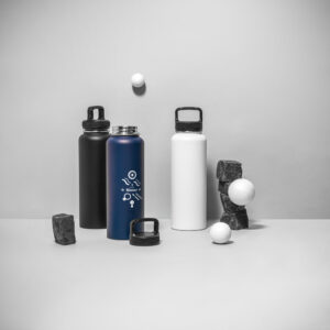 Garrafa em aço inoxidável (90% reciclado) com revestimento em pó e de grande capacidade até 1200 mL - Brinde Corporativo Personalizado | Enova
