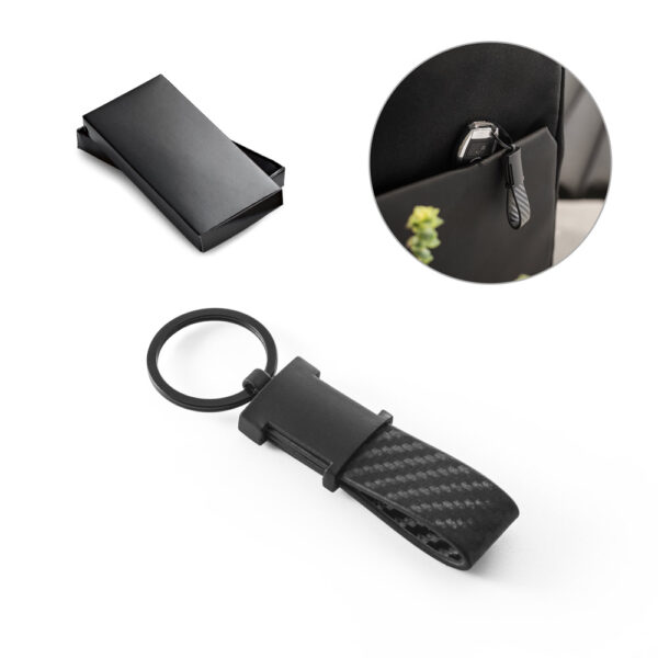 Chaveiro em c. sintético com textura em fibra de carbono e metal - Enova Brindes Personalizados