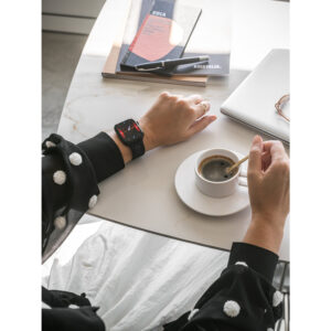 Relógio inteligente com tela IPS de 1.85 polegadas com bracelete em silicone e à prova de salpicos de água com IPX4 - Brinde Corporativo Personalizado | Enova