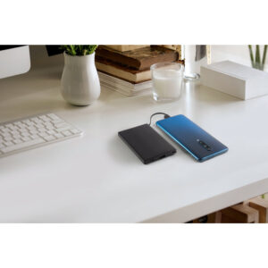 Bateria portátil em ABS 100% reciclado e bateria em lítio 4000 mAh - Brinde Corporativo Personalizado | Enova