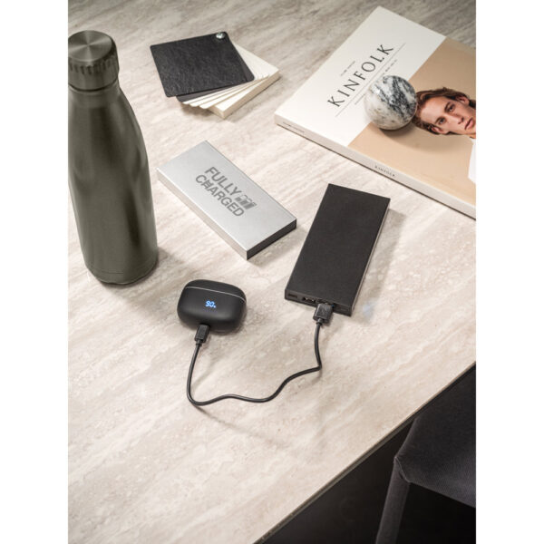 Bateria portátil em alumínio 100% reciclado e bateria em lítio 10000 mAh - Brinde Corporativo Personalizado | Enova