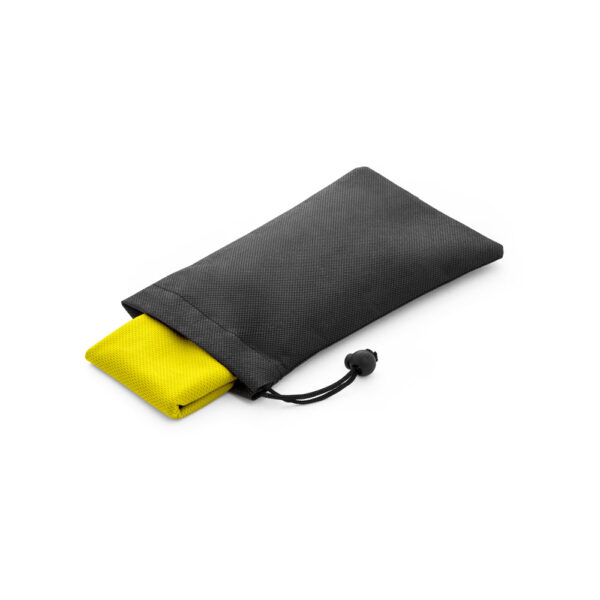 Toalha esportiva refrescante em 100% poliéster reciclado (100% rPET) com bolsa em non-woven - Brinde Corporativo Personalizado | Enova