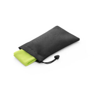 Toalha esportiva refrescante em 100% poliéster reciclado (100% rPET) com bolsa em non-woven - Brinde Corporativo Personalizado | Enova