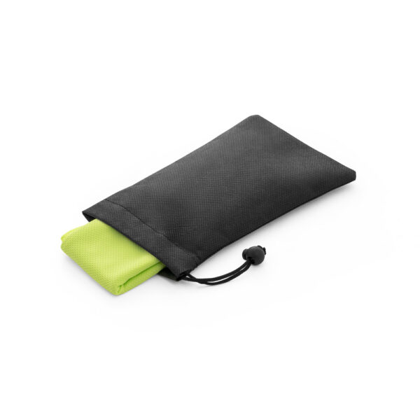 Toalha esportiva refrescante em 100% poliéster reciclado (100% rPET) com bolsa em non-woven - Brinde Corporativo Personalizado | Enova