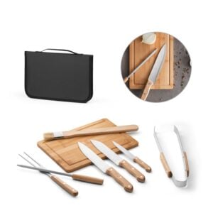 Kit churrasco em estojo de PU e 210D com tábua em bambu e 7 utensílios em aço inox e madeira de seringueira - Enova Brindes Personalizados