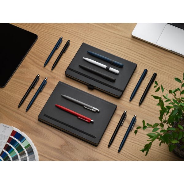 Esferográfica elegante em metal 60% reciclado com escrita em azul - Brinde Corporativo Personalizado | Enova