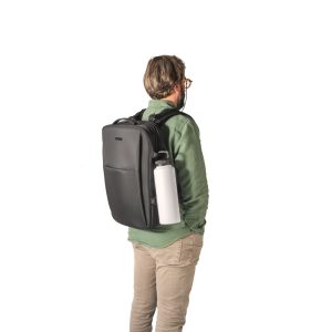 Mochila de viagem em poliéster reciclado 600D de alta densidade, com bolso para notebook 17.3" e placa para gravação 29 L - Brinde Corporativo Personalizado | Enova