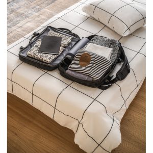 Mochila de viagem em poliéster reciclado 600D de alta densidade, com bolso para notebook 17.3" e placa para gravação 29 L - Brinde Corporativo Personalizado | Enova