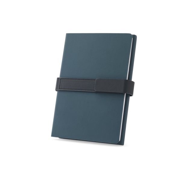 Caderno A5 com capa dura em 80% materiais reciclados (PU reciclado e poliéster reciclado) estruturado em duas partes: a primeira tem 128 páginas pautadas e a segunda 128 páginas lisas - Brinde Corporativo Personalizado | Enova