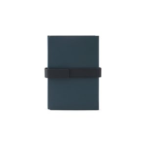 Caderno A5 com capa dura em 80% materiais reciclados (PU reciclado e poliéster reciclado) estruturado em duas partes: a primeira tem 128 páginas pautadas e a segunda 128 páginas lisas - Brinde Corporativo Personalizado | Enova