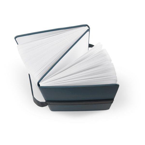 Caderno A5 com capa dura em 80% materiais reciclados (PU reciclado e poliéster reciclado) estruturado em duas partes: a primeira tem 128 páginas pautadas e a segunda 128 páginas lisas - Brinde Corporativo Personalizado | Enova