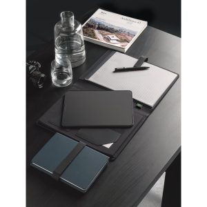 Caderno A5 com capa dura em 80% materiais reciclados (PU reciclado e poliéster reciclado) estruturado em duas partes: a primeira tem 128 páginas pautadas e a segunda 128 páginas lisas - Brinde Corporativo Personalizado | Enova