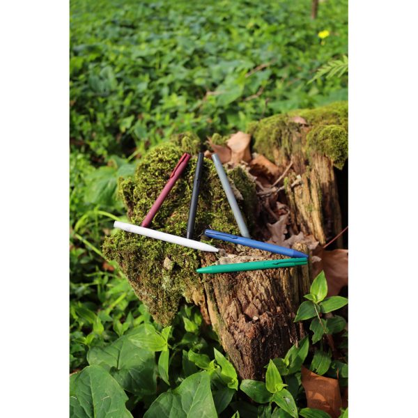 Esferográfica em alumínio 100% reciclado, com acabamento em borracha e escrita em azul - Brinde Corporativo Personalizado | Enova