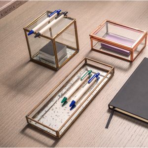 Esferográfica produzida através de pacotes de leite reciclado com escrita em azul - Brinde Corporativo Personalizado | Enova