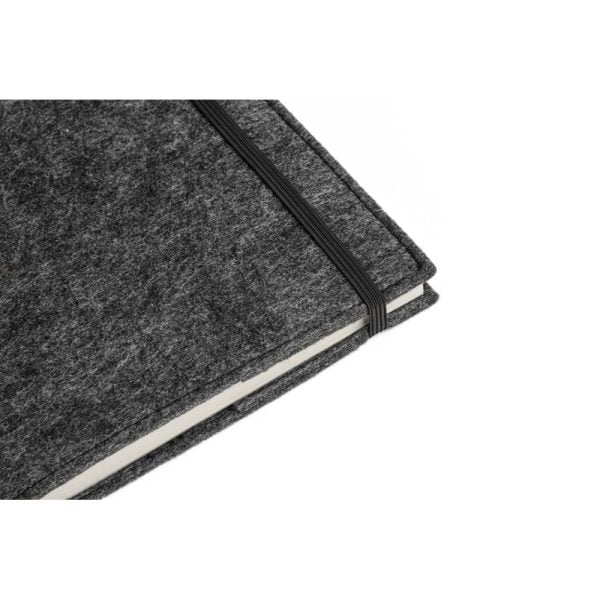 Caderno A5 com capa em feltro 100% reciclado, com 160 páginas pautadas recicladas - Brinde Corporativo Personalizado | Enova