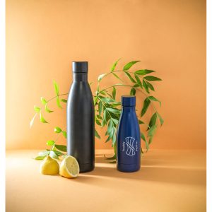 Garrafa térmica em aço inox 90% reciclado com parede dupla, isolada a vácuo e acabamento em mate 400 mL - Brinde Corporativo Personalizado | Enova