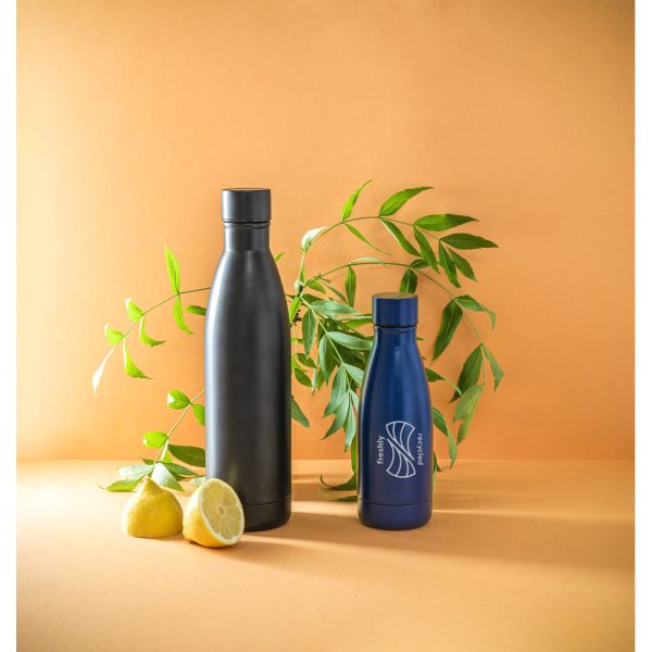Garrafa térmica em aço inox 90% reciclado com parede dupla, isolada a vácuo e acabamento em mate 400 mL - Brinde Corporativo Personalizado | Enova