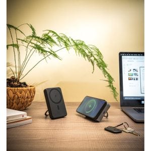 Bateria portátil magnética em ABS 100% reciclado com suporte, carregador wireless super-rápido 15W e capacidade de 10.000 mAh - Brinde Corporativo Personalizado | Enova