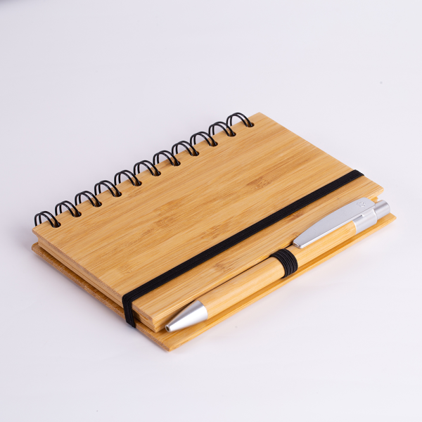Caderno Capa em Bambu c/ Caneta (14x09cm) - Brinde Corporativo Personalizado | Enova