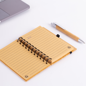 Caderno Capa em Bambu c/ Caneta (14x09cm) - Brinde Corporativo Personalizado | Enova