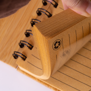 Caderno Capa em Bambu c/ Caneta (14x09cm) - Brinde Corporativo Personalizado | Enova