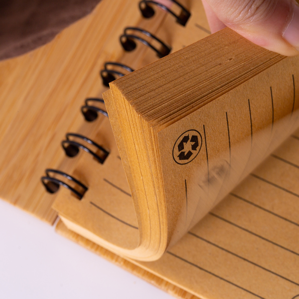 Caderno Capa em Bambu c/ Caneta (14x09cm) - Brinde Corporativo Personalizado | Enova
