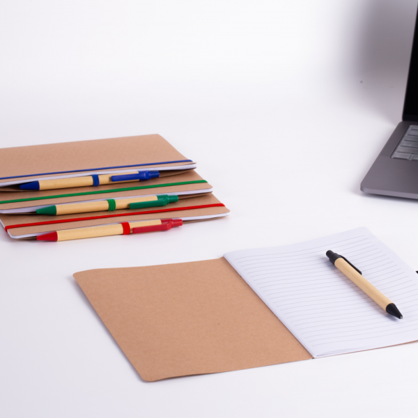 Caderno capa em papel Kraft com caneta - Brinde Corporativo Personalizado | Enova