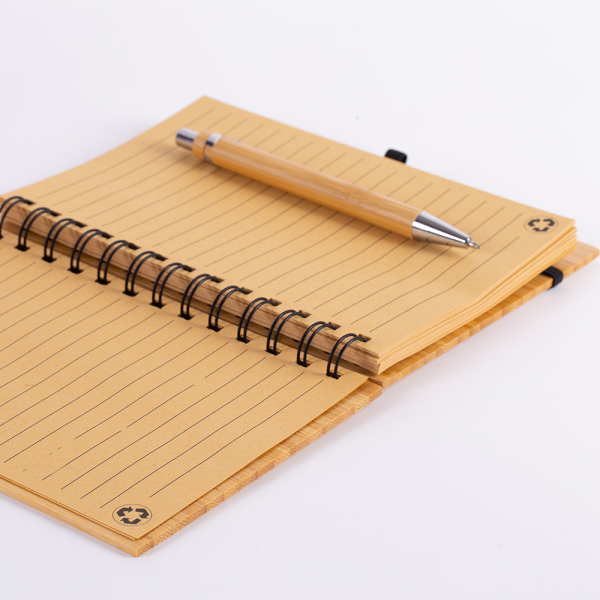 Caderno Capa em Bambu c/ Caneta (18x13cm) - Brinde Corporativo Personalizado | Enova
