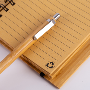 Caderno Capa em Bambu c/ Caneta (18x13cm) - Brinde Corporativo Personalizado | Enova
