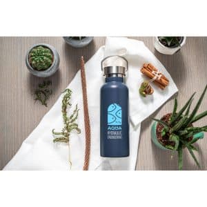 Garrafa em aço inox 36% reciclado com isolamento a vácuo 810 mL - Brinde Corporativo Personalizado | Enova
