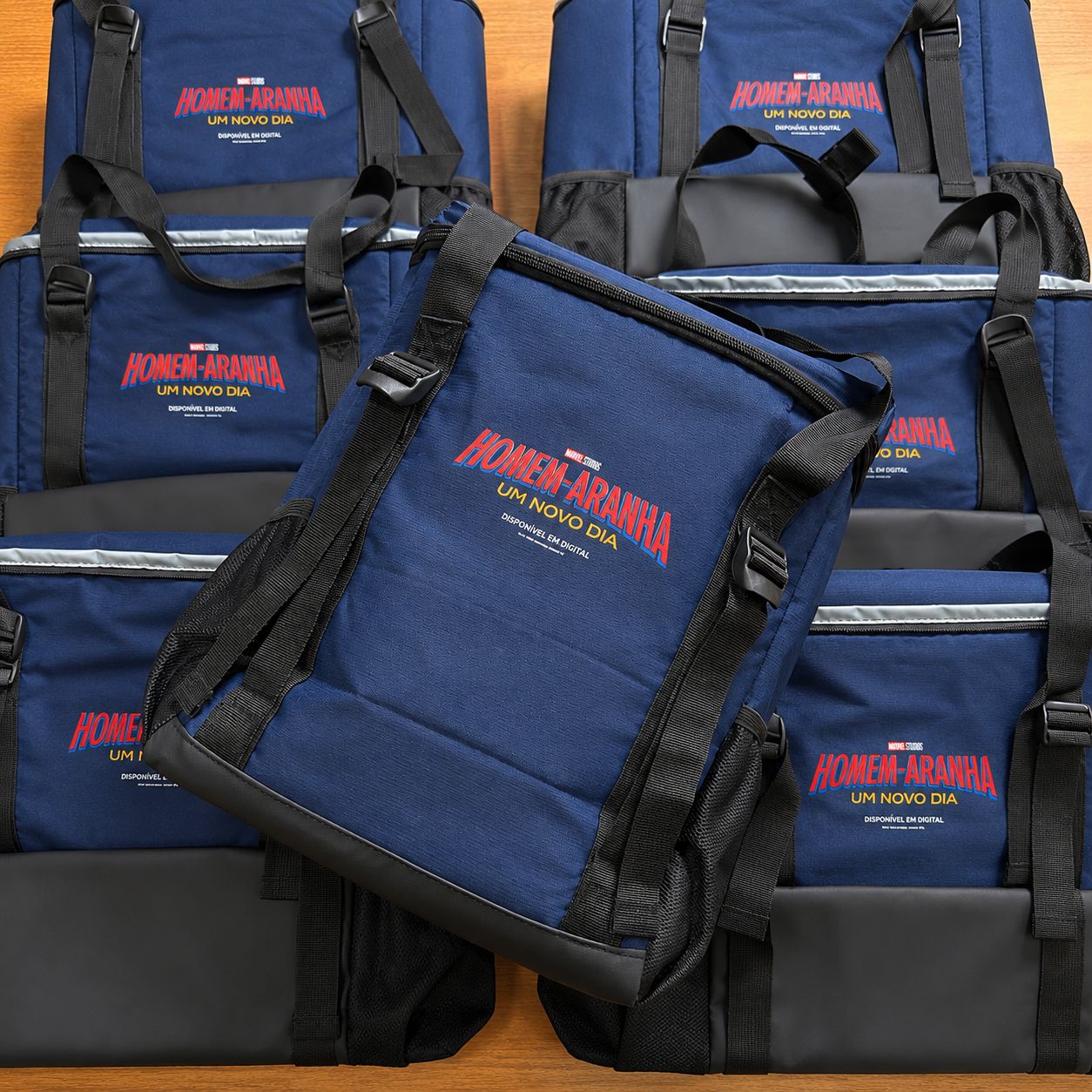 Mochilas térmicas do filme Homem-Aranha empilhadas