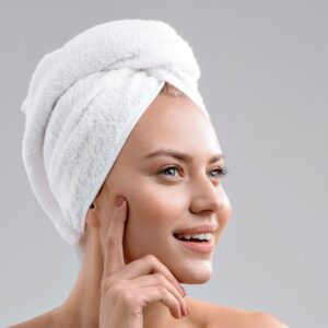 Touca felpuda para secar cabelo personalizada na cor branca