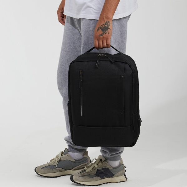 Mochila de Nylon 22L com Entrada USB