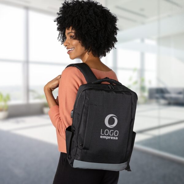 Mochila de Nylon 21L com Entrada USB