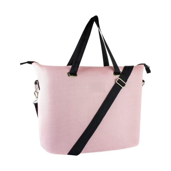 Bolsa esportiva e academia personalizada em tecido mesh rosa, vista lateral com alças erguidas
