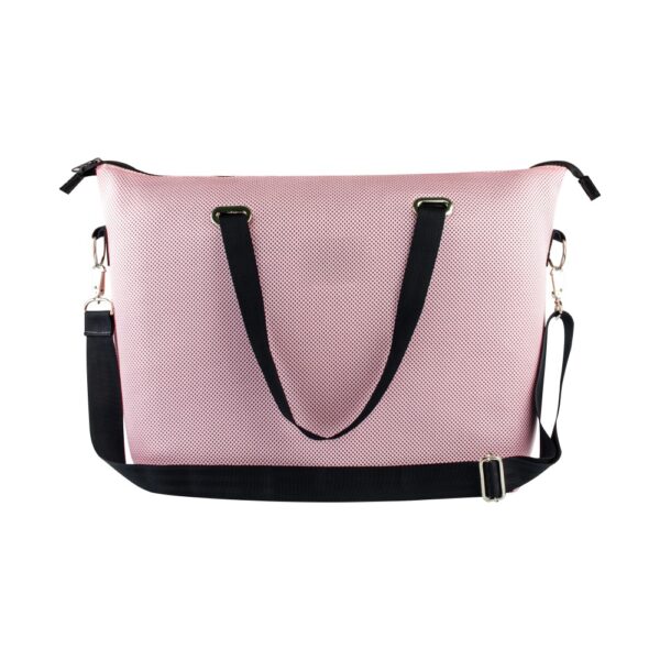 Bolsa esportiva e academia personalizada em tecido mesh rosa, vista ampla com alça de ombro